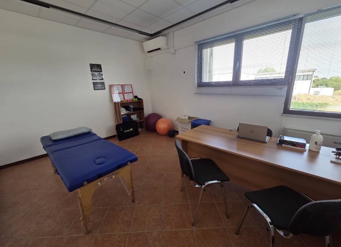 Stanza di trattamento con lettino e spazio per la valutazione